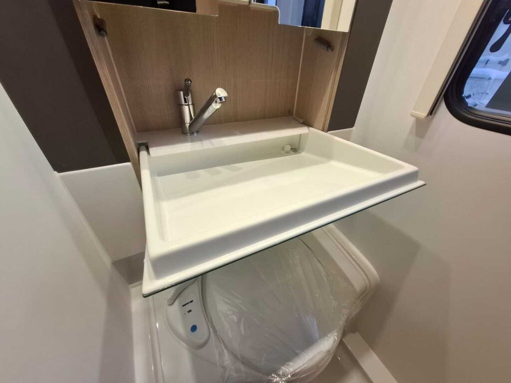 Adria ACTION 2025 Valkoinen