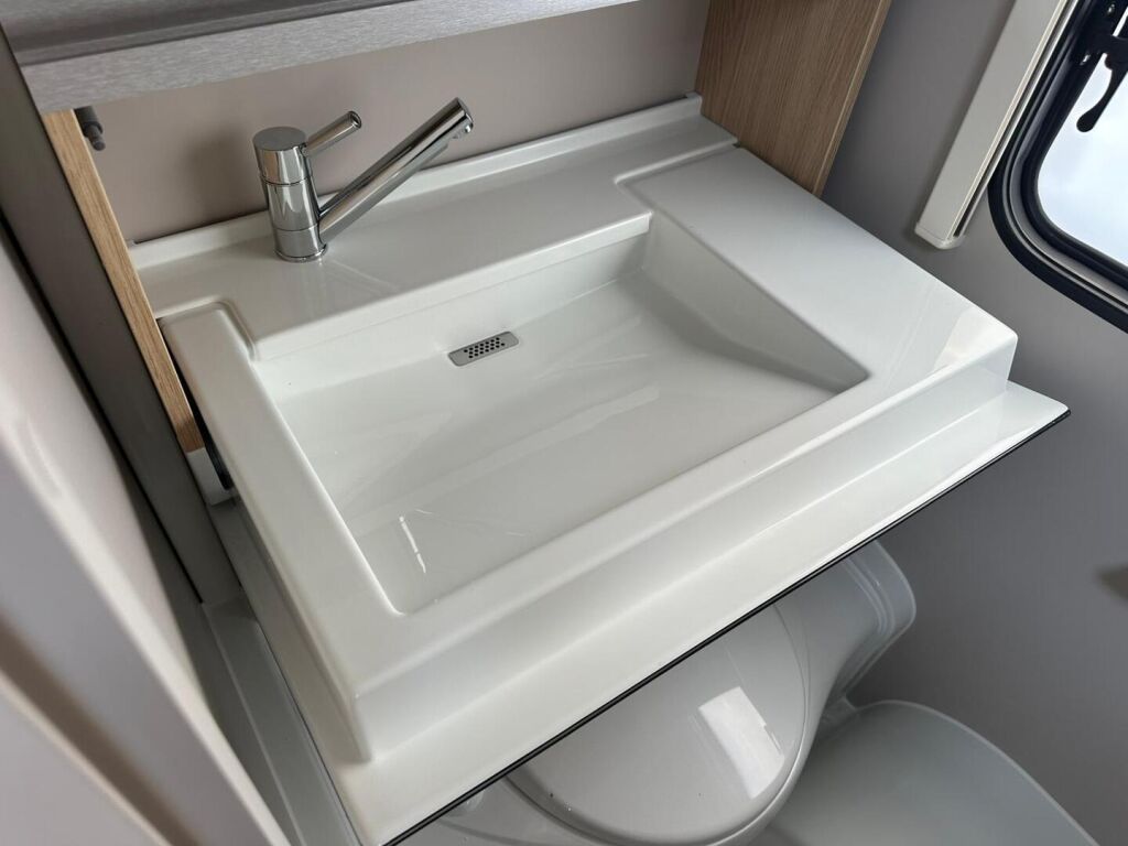 Adria Adora 2025 Valkoinen