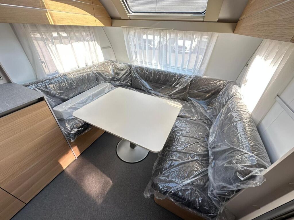 Adria Adora 2025 Valkoinen