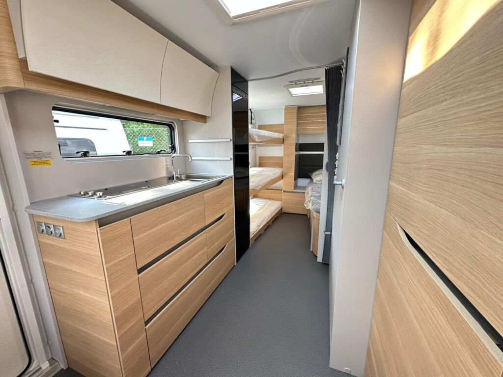 Adria Adora 2025 Valkoinen