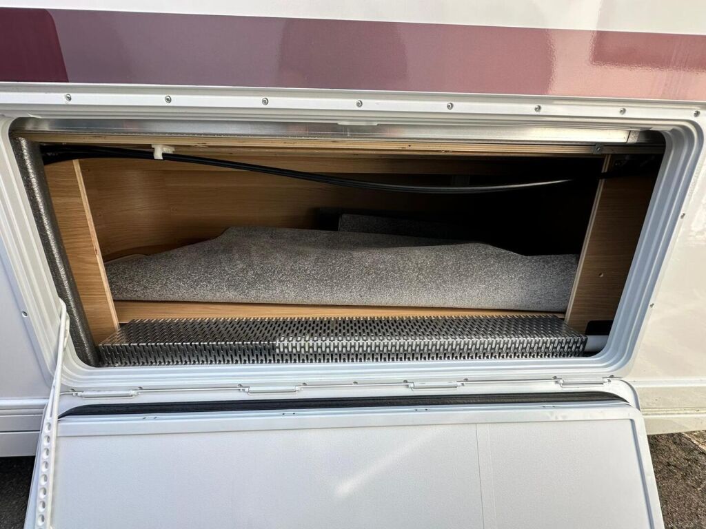 Adria Adora 2025 Valkoinen