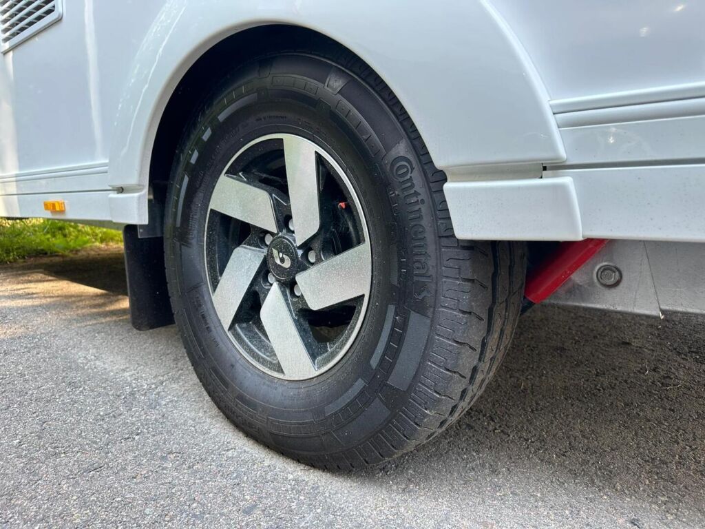 Adria Adora 2025 Valkoinen