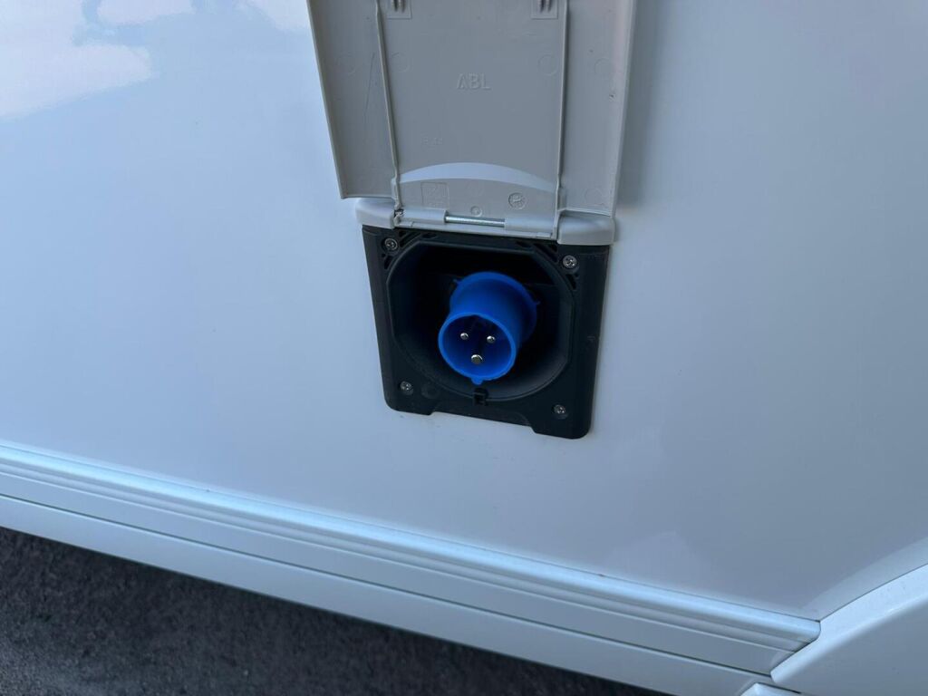 Adria Adora 2025 Valkoinen