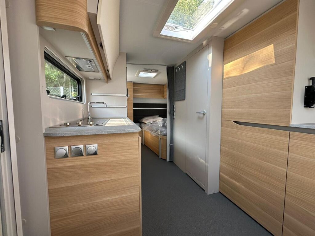 Adria Adora 2025 Valkoinen