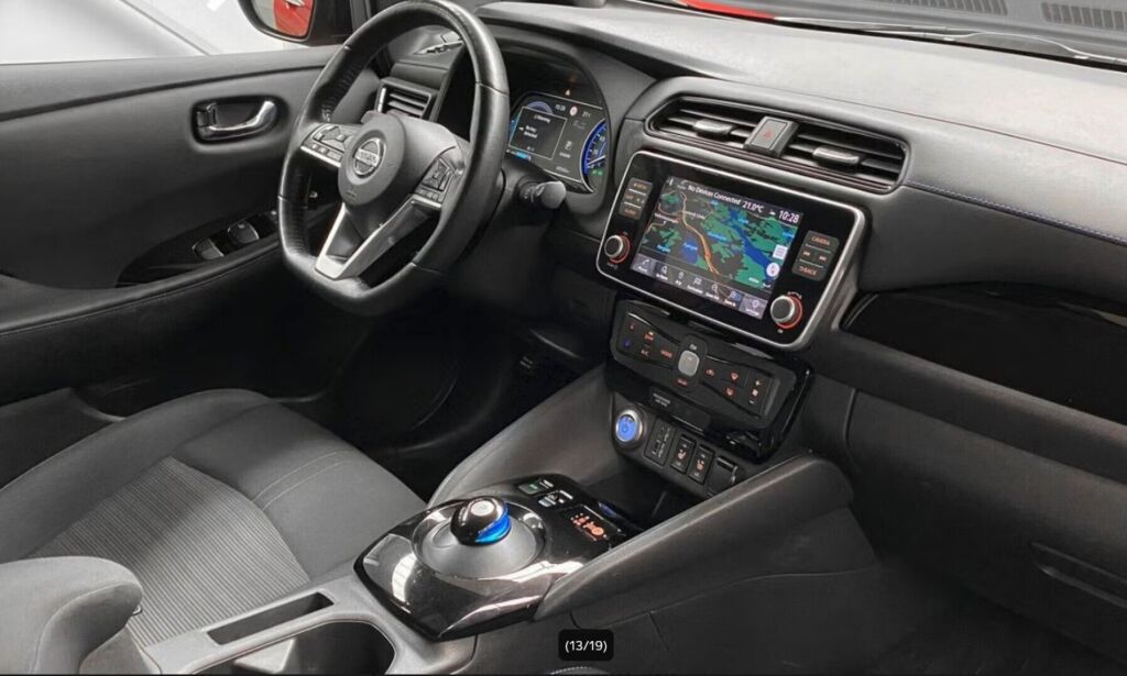 Nissan Leaf 2021 Punainen