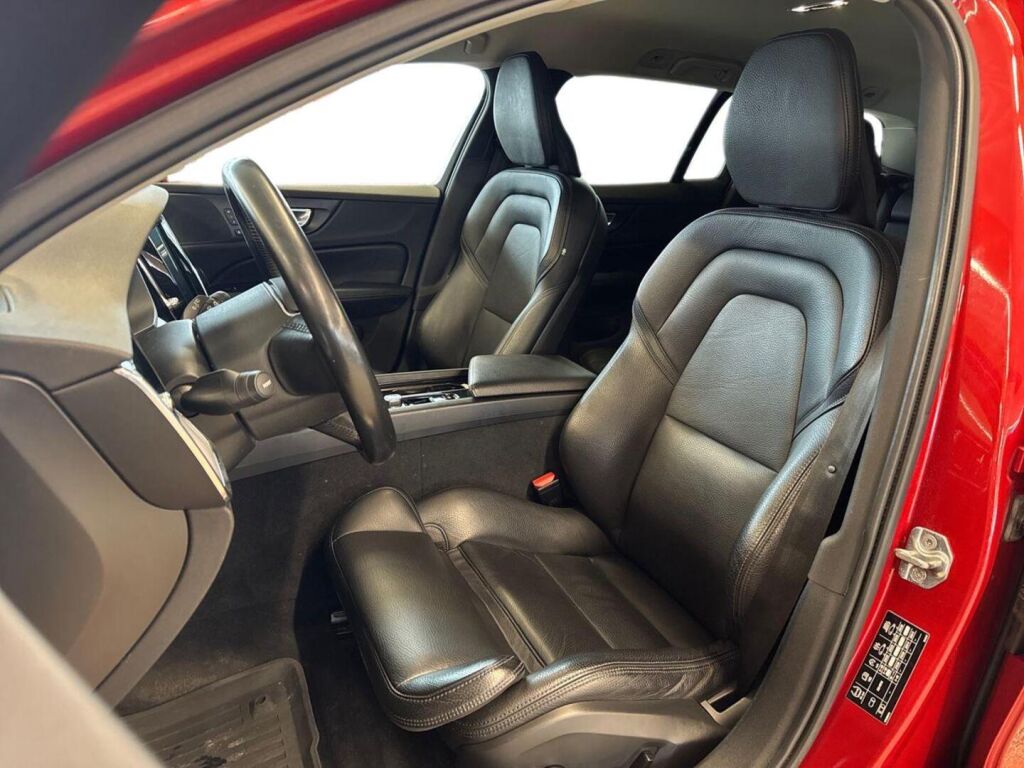 Volvo V60 2019 Punainen