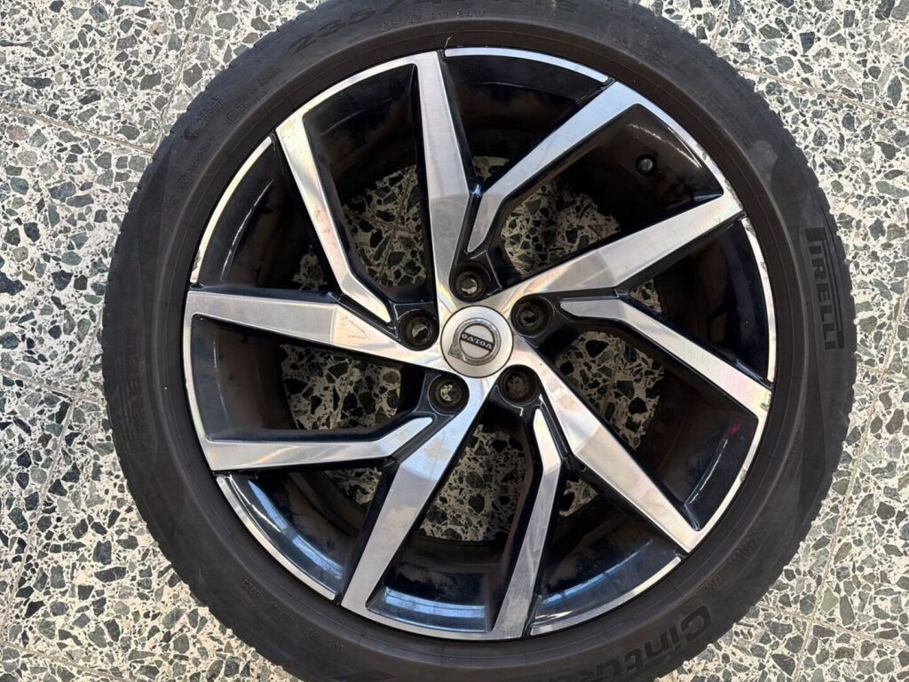 Volvo V60 2019 Punainen