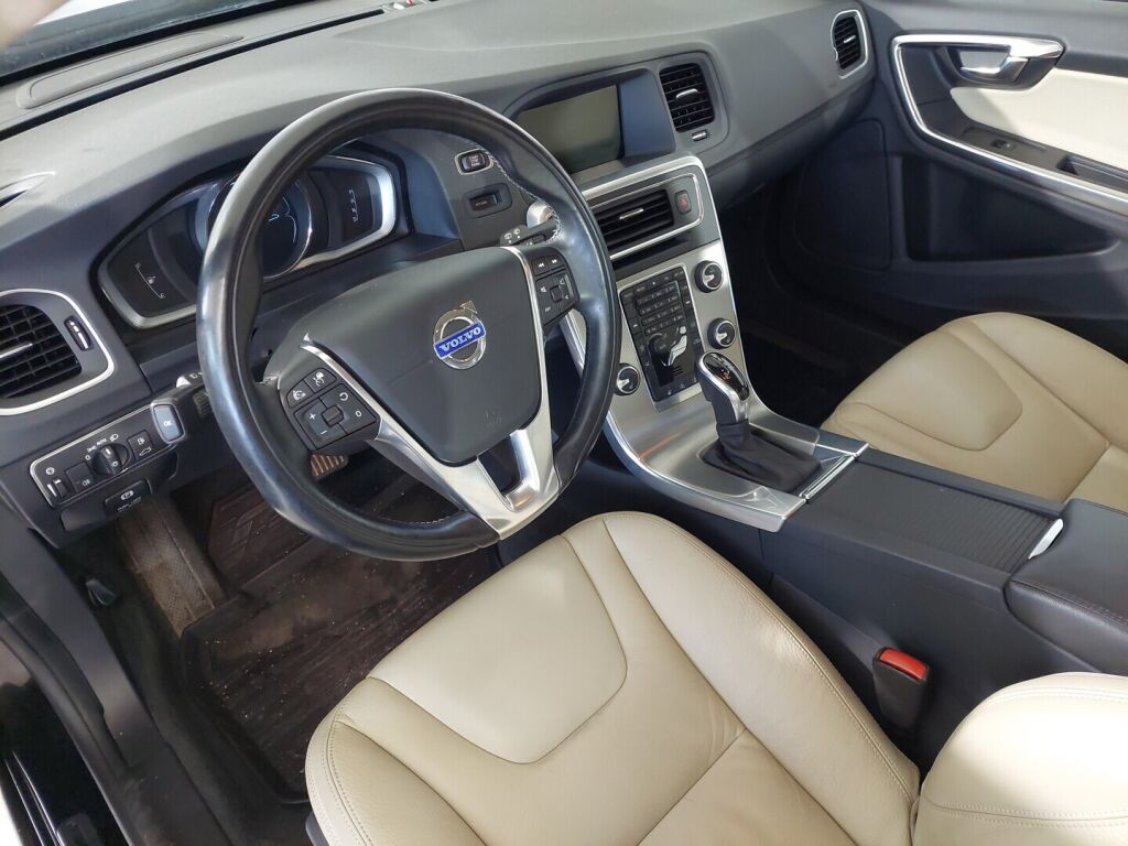 Volvo V60 2014 Musta