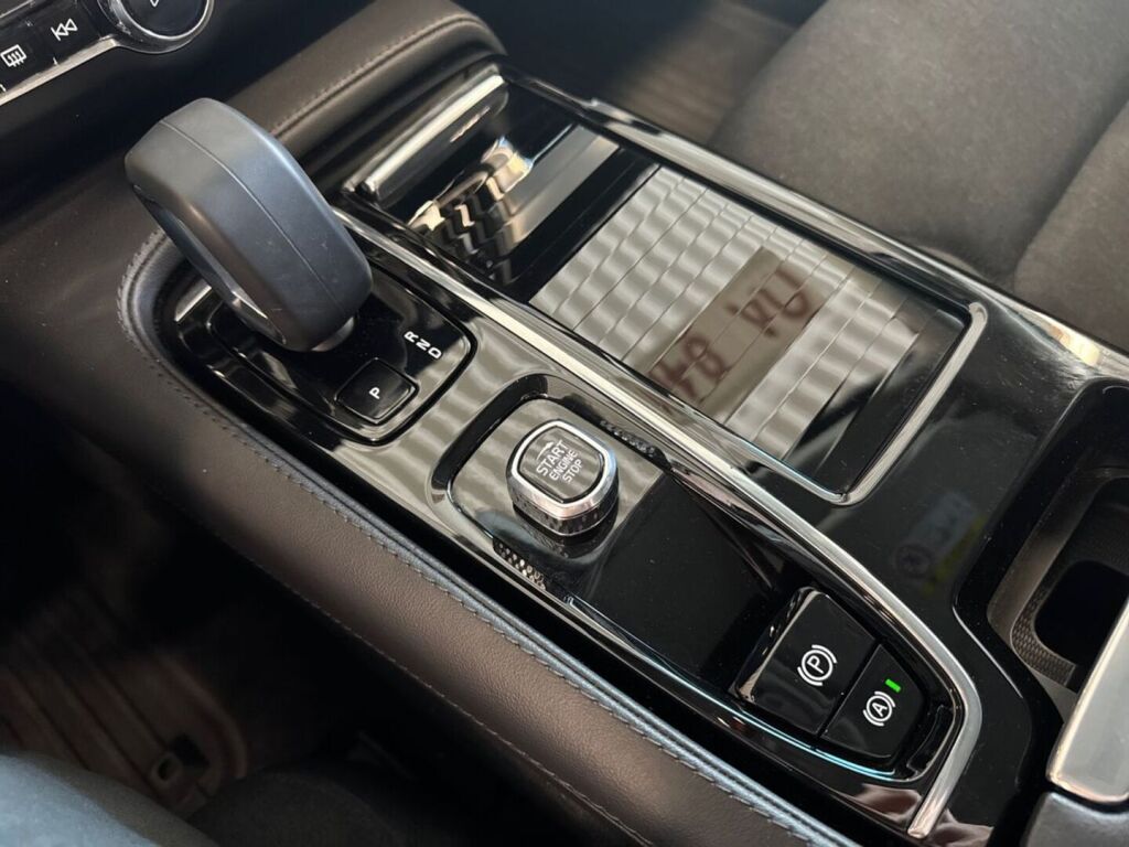 Volvo V90 2023 Musta