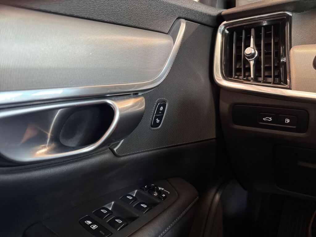 Volvo V90 2023 Musta