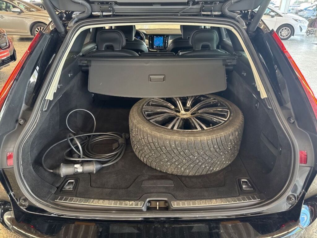 Volvo V90 2023 Musta