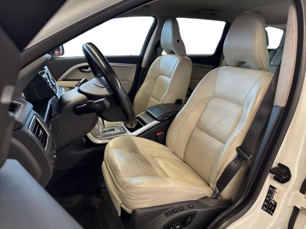 Volvo V70 2012 Valkoinen