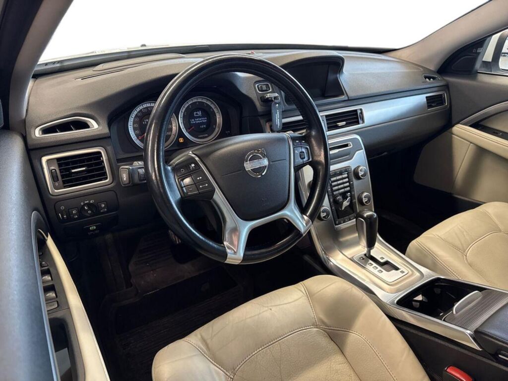 Volvo V70 2012 Valkoinen