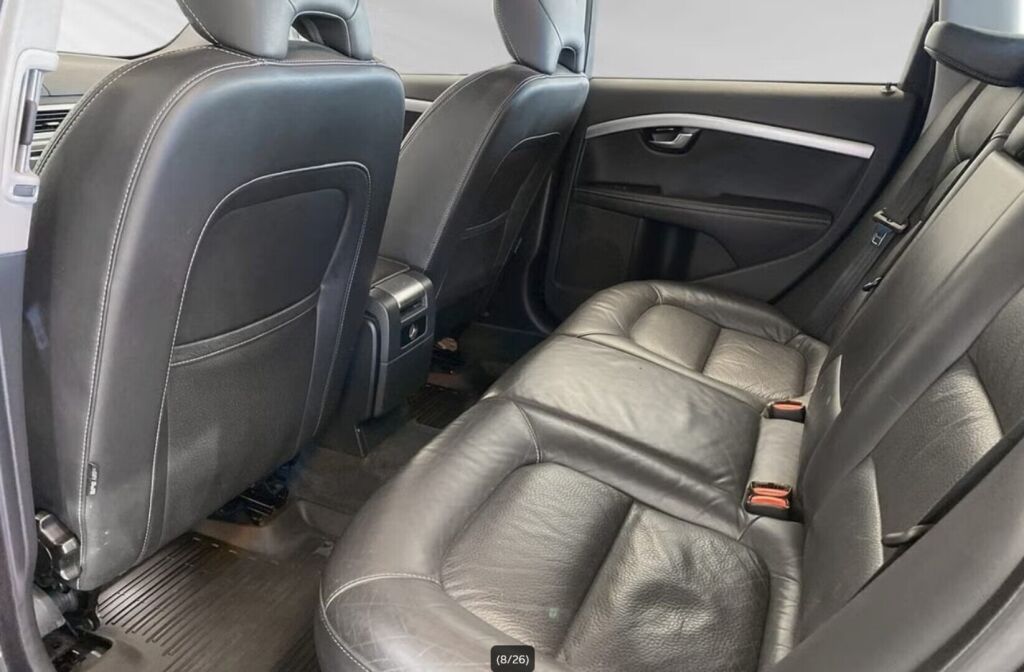 Volvo V70 2015 Musta