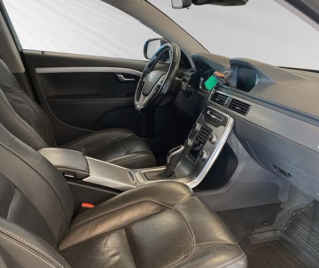 Volvo V70 2015 Musta