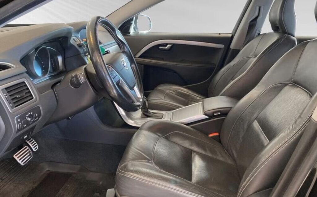 Volvo V70 2015 Musta