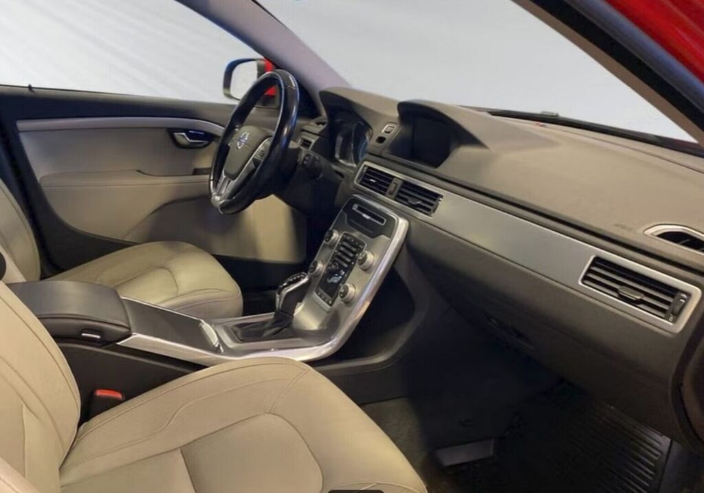 Volvo V70 2016 Punainen