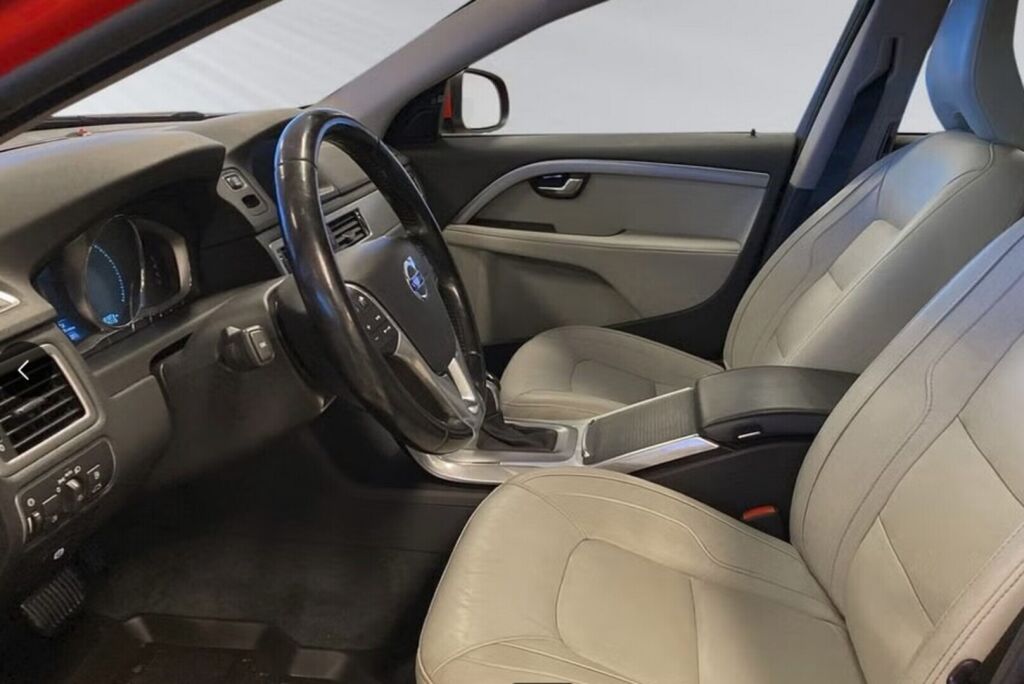 Volvo V70 2016 Punainen