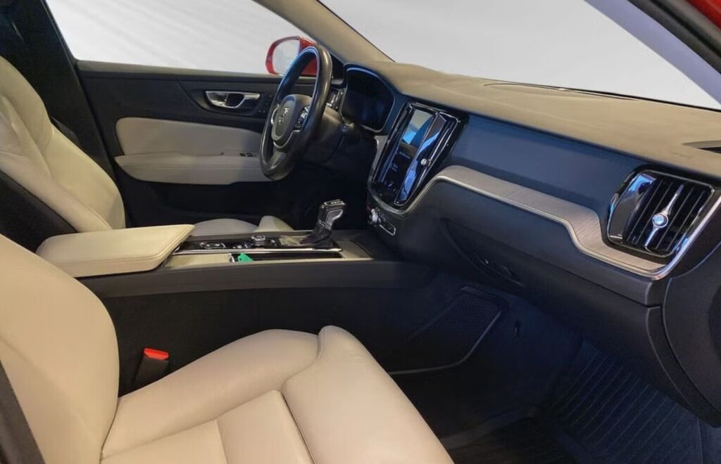 Volvo V60 2019 Punainen