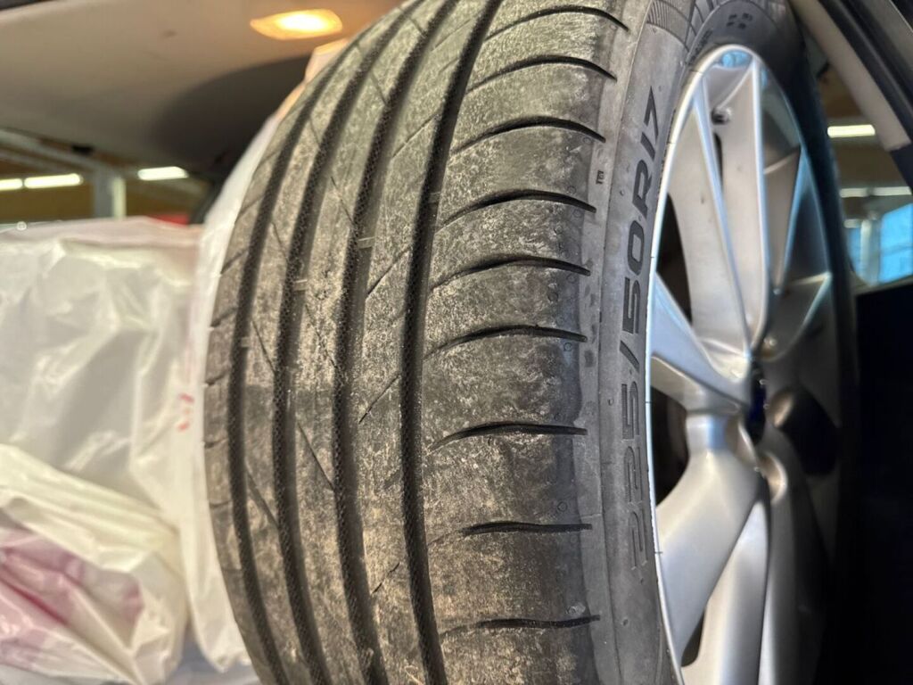 Volvo V70 2016 Musta