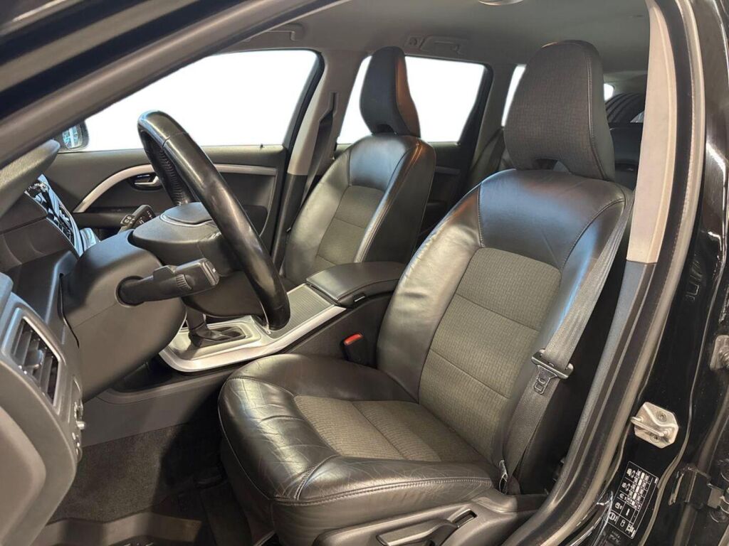 Volvo V70 2016 Musta
