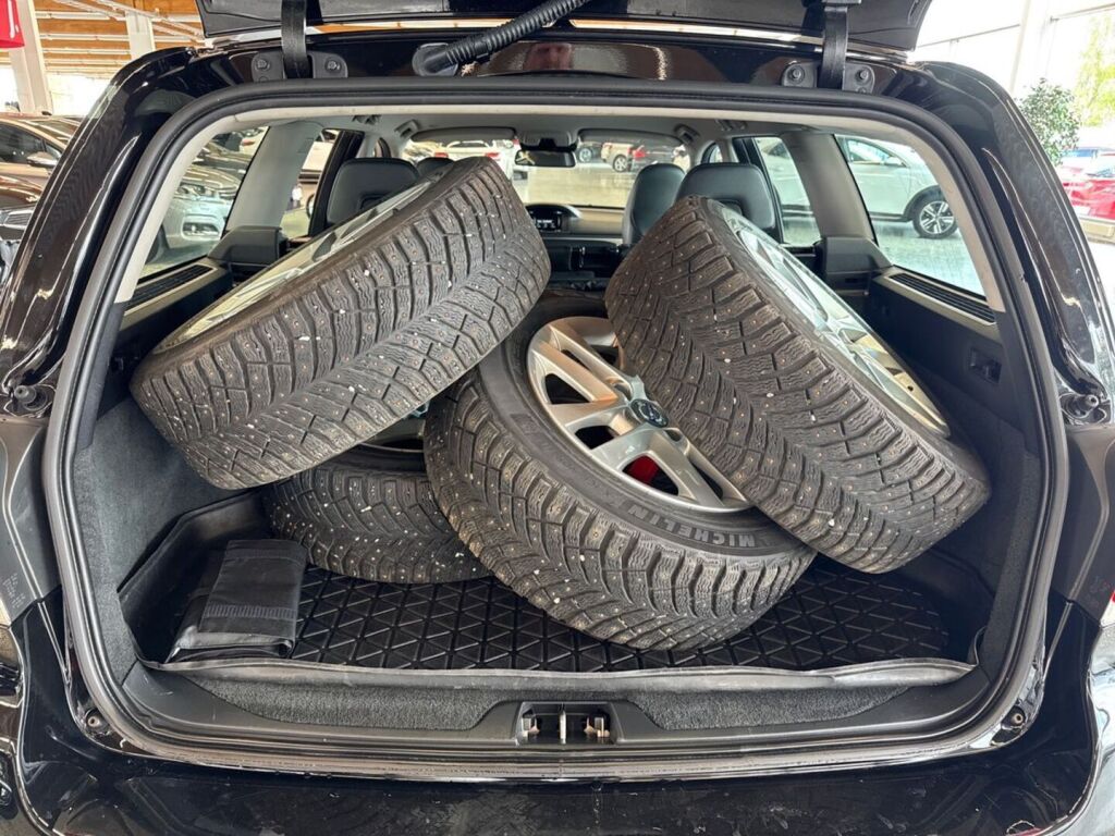 Volvo V70 2016 Musta