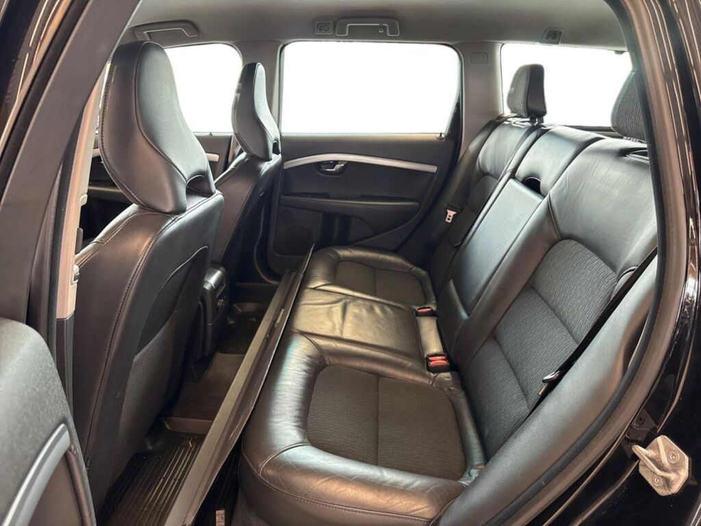 Volvo V70 2016 Musta