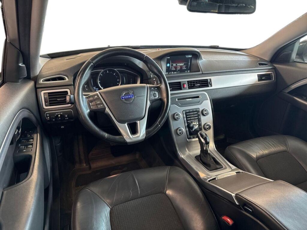 Volvo V70 2016 Musta