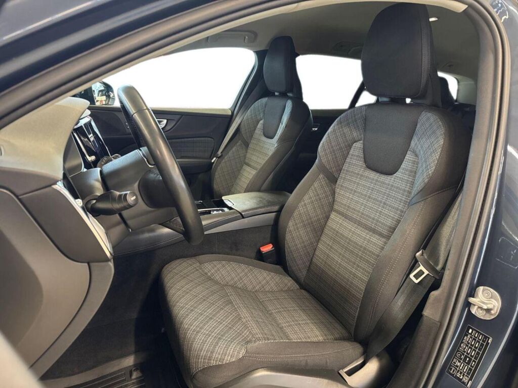 Volvo V60 2023 Sininen