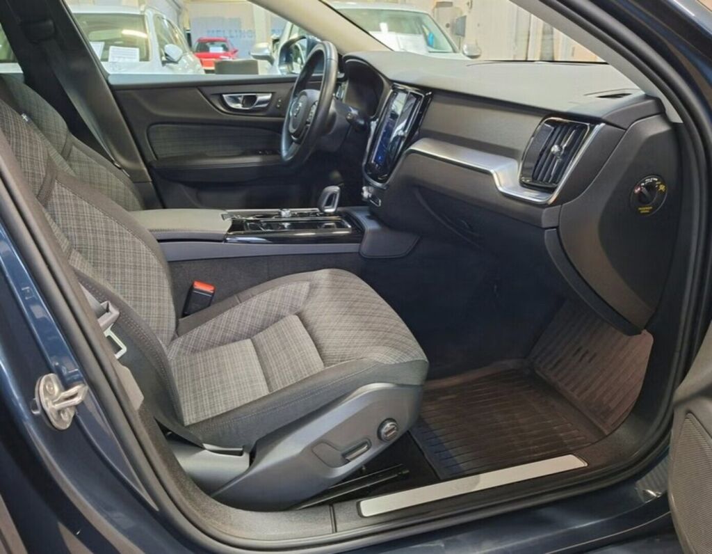 Volvo V60 2023 Sininen