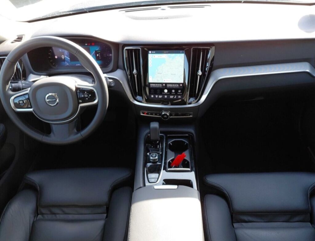 Volvo V60 2023 Musta