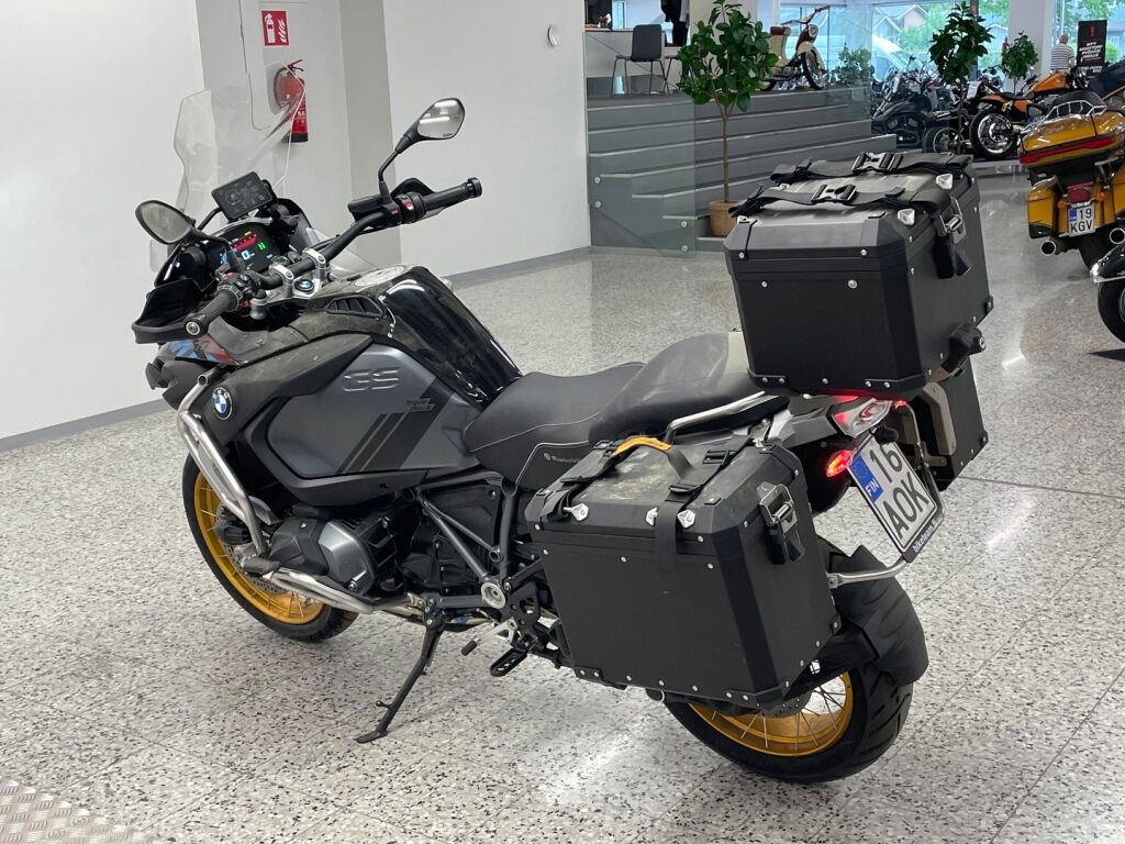 BMW R 2023 Musta