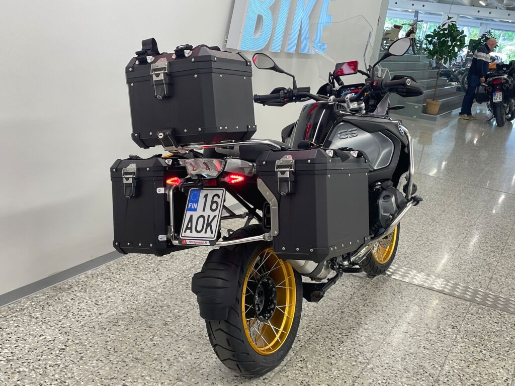 BMW R 2023 Musta