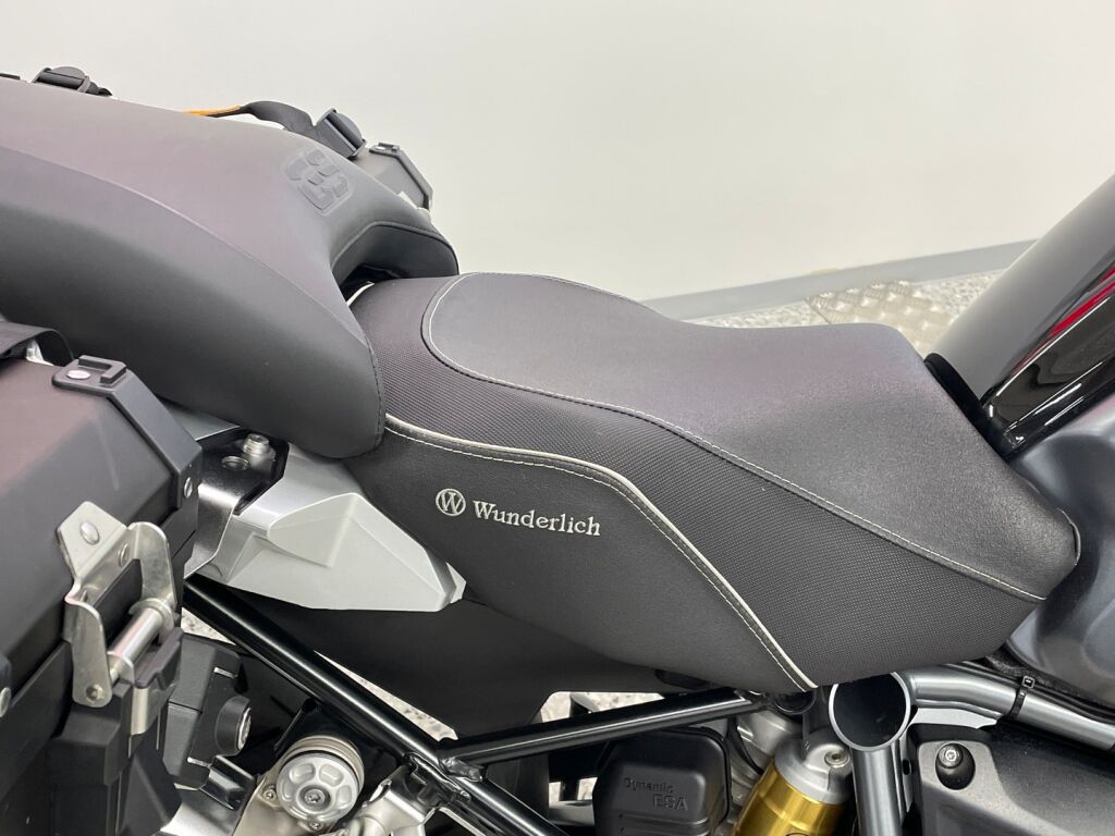 BMW R 2023 Musta