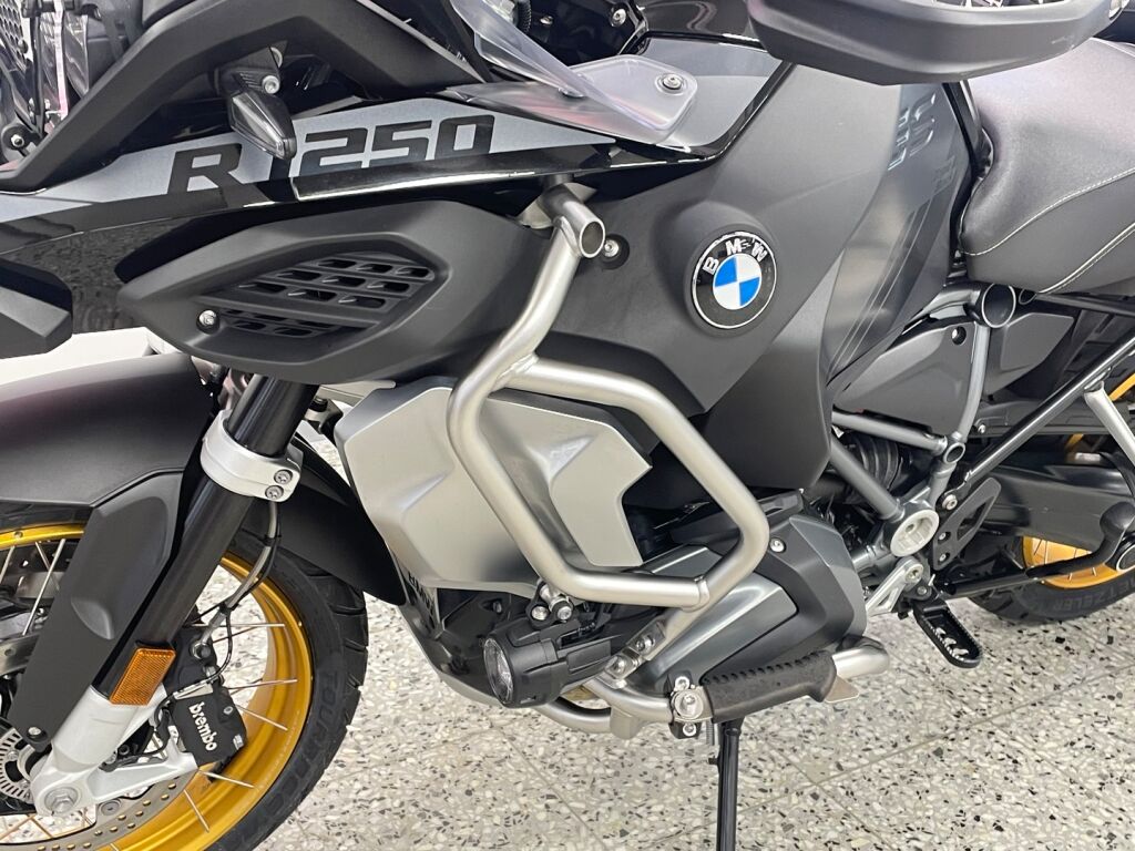 BMW R 2023 Musta
