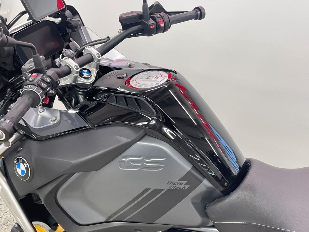 BMW R 2023 Musta