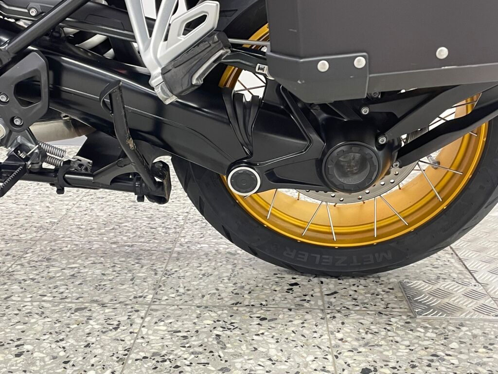 BMW R 2023 Musta