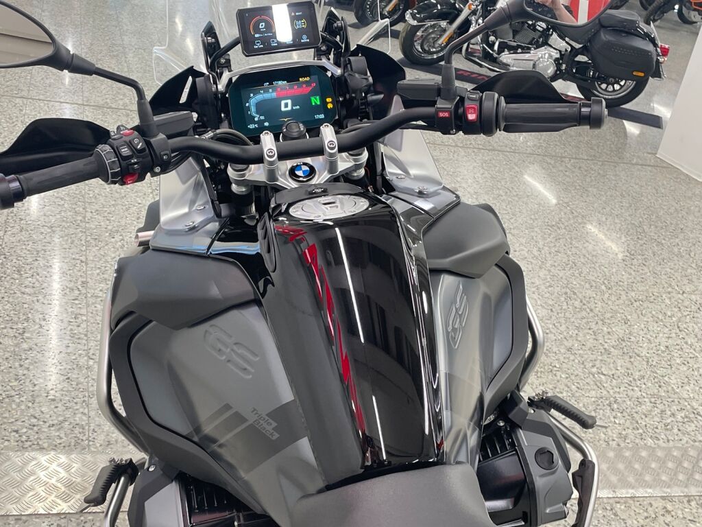 BMW R 2023 Musta