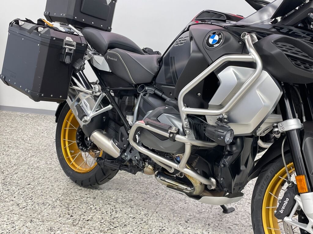BMW R 2023 Musta