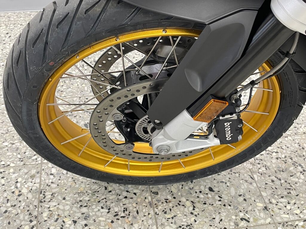 BMW R 2023 Musta