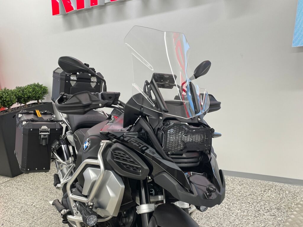BMW R 2023 Musta