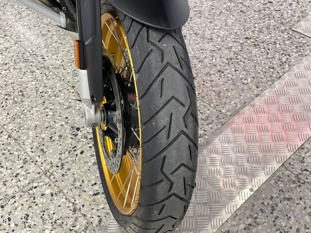 BMW R 2021 moniväri