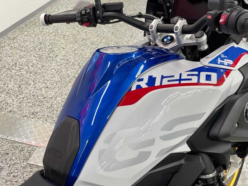 BMW R 2021 moniväri