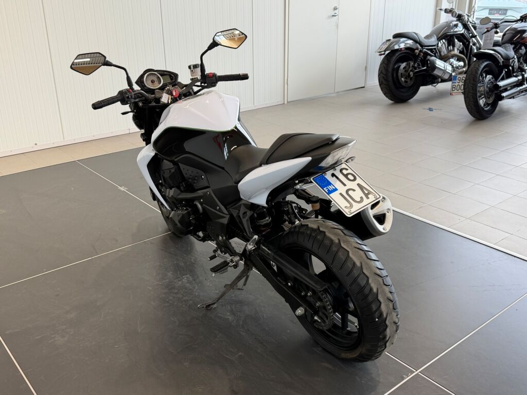 Kawasaki Z 2011 9