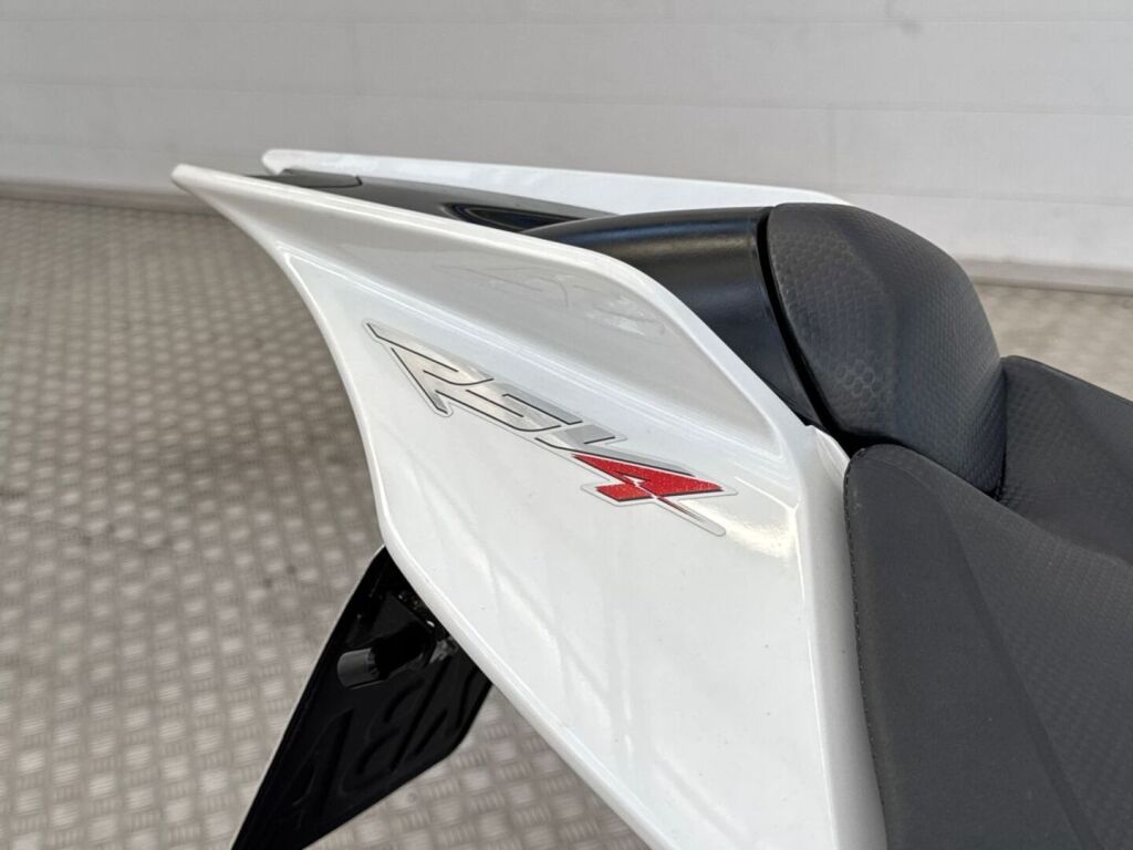 Aprilia RSV4 2010 9