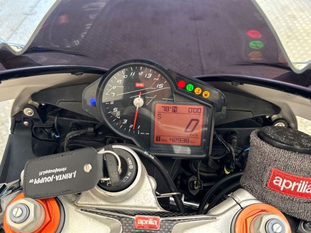 Aprilia RSV4 2010 9