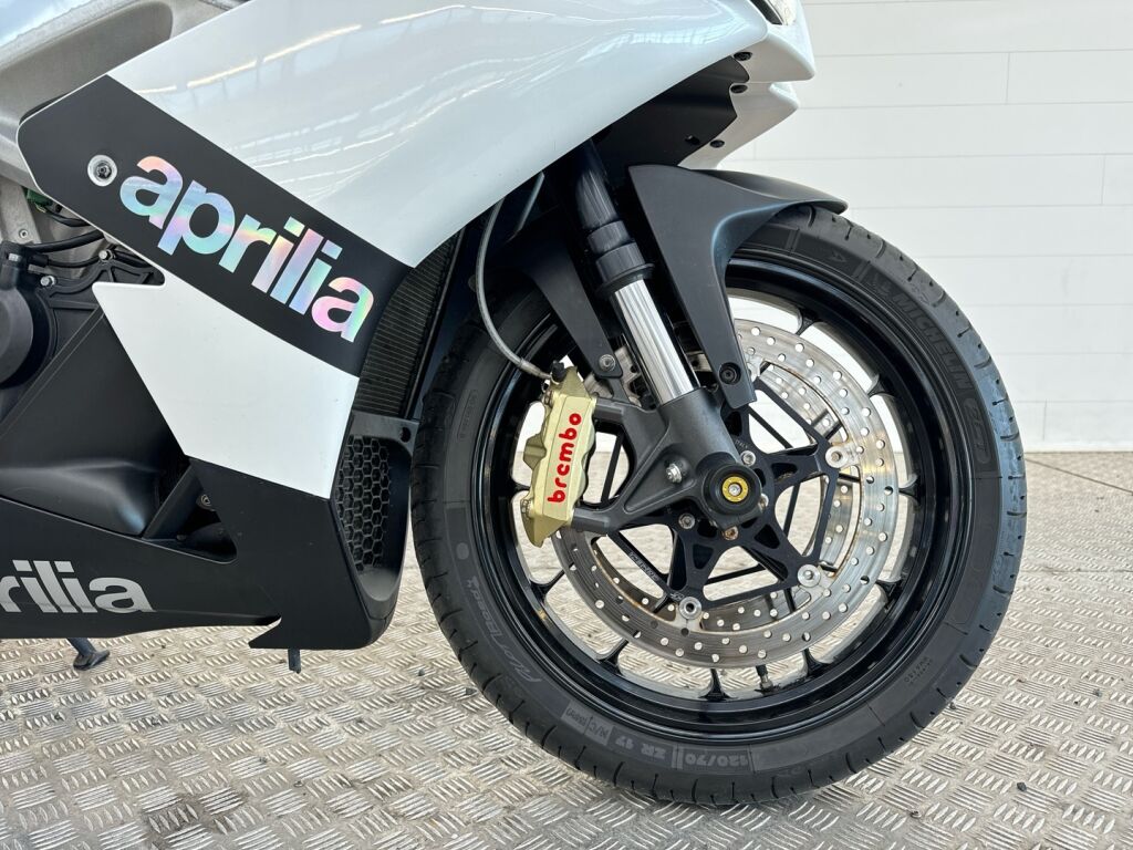 Aprilia RSV4 2010 9