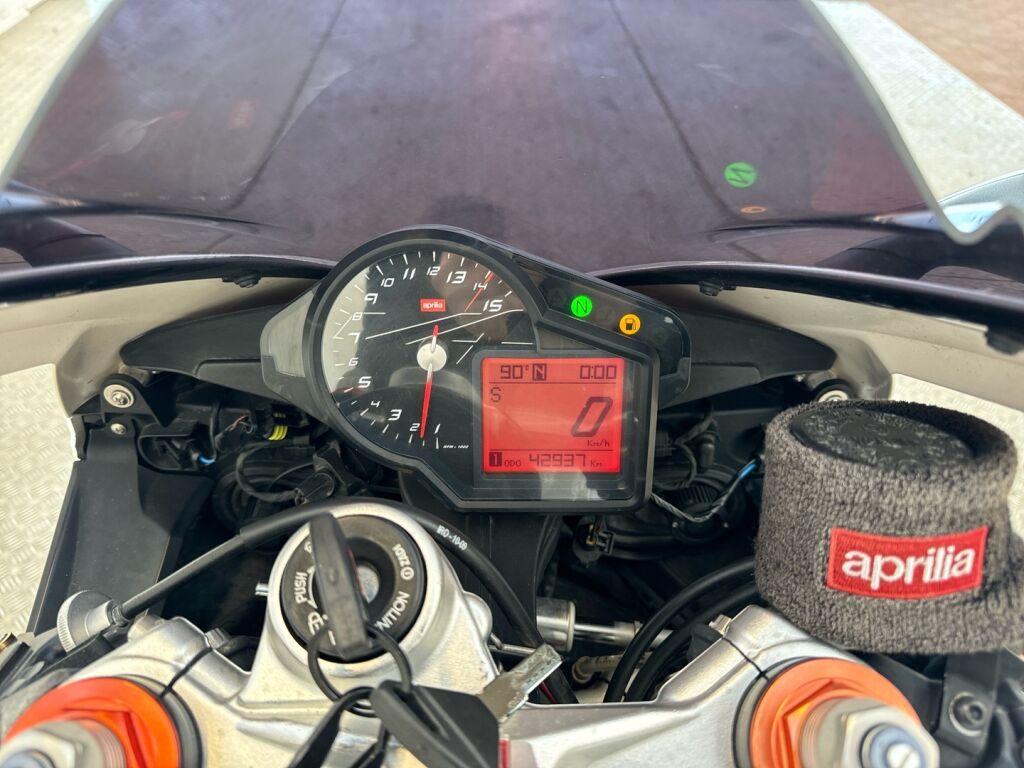 Aprilia RSV4 2010 9