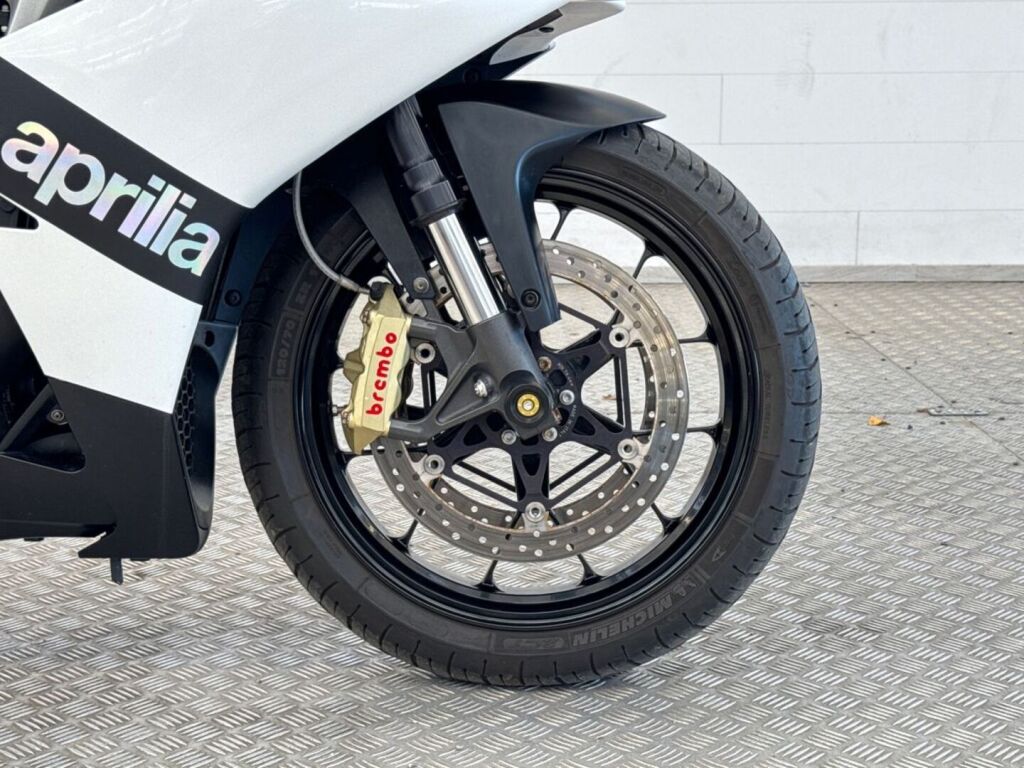 Aprilia RSV4 2010 9