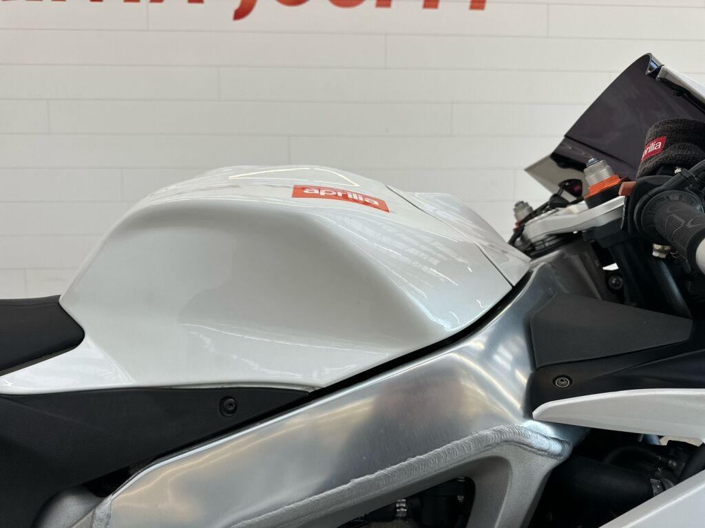 Aprilia RSV4 2010 9